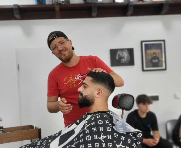 Friseur Omar beim Haarschnitt im Barbershop Systemcut Koblenz-Metternich
